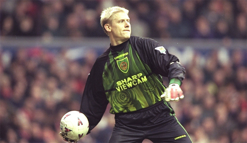 Thủ môn Peter Schmeichel trong đội hình MU xuất sắc nhất